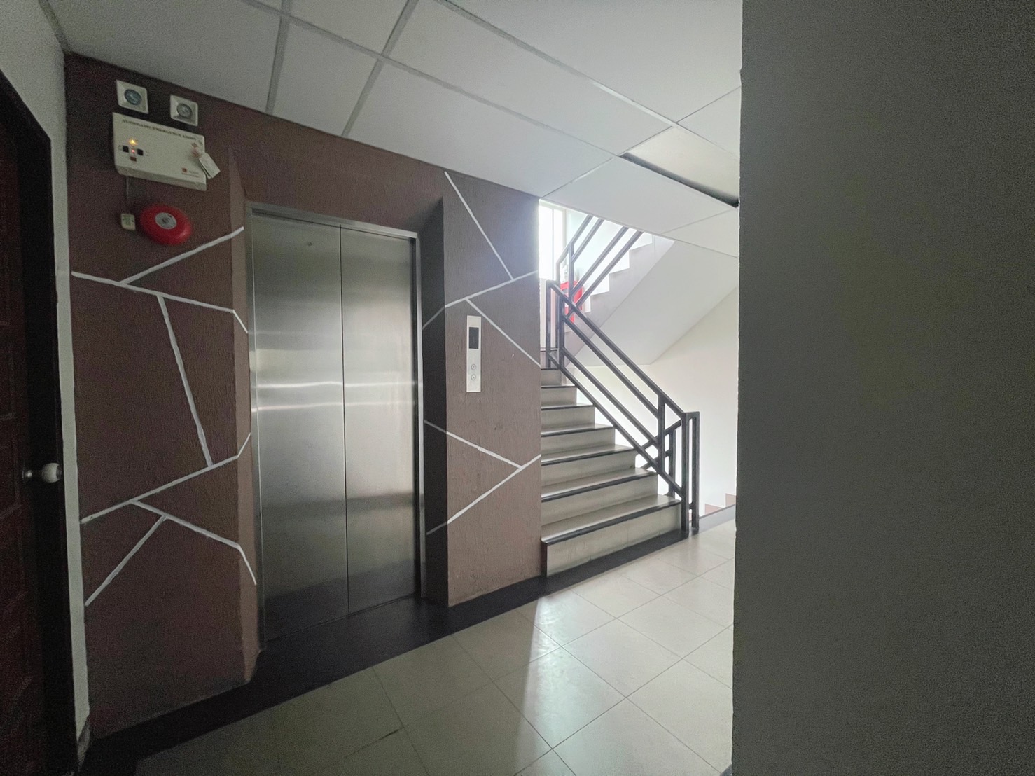อพาร์ทเม้นท์ 8 ชั้น มีลิฟท์  97 ห้อง นนทบุรี ใกล้รถไฟฟ้า แหล่งธุรกิจ