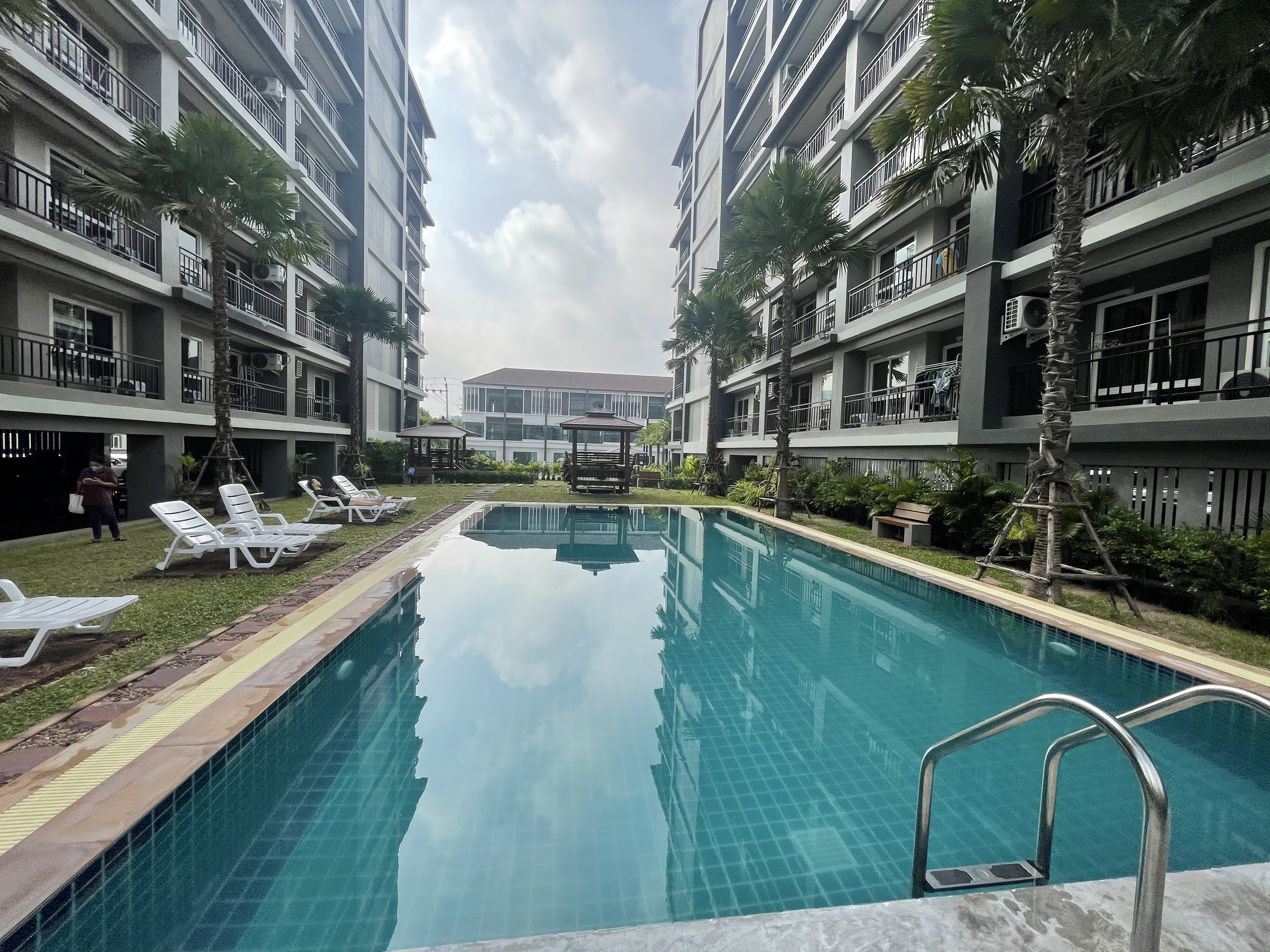 อพาร์ทเม้นท์ใหม่ 8 ชั้น 2 อาคาร (ผู้เช่าเต็ม) ที่จอดรถกว่า 100 คัน มีลิฟท์ 2 ตัว สระว่ายน้ำ ฟิตเนส