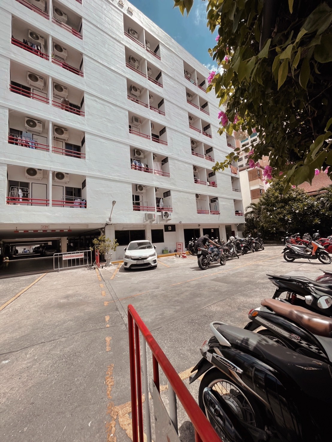 อพาร์ทเม้นท์ 7 ชั้น ลิฟท์2 ตัว นท.777 ตรว. มี 385 ห้อง จอดรถ 80 คัน ใกล้ ดินแดง รัชดา 